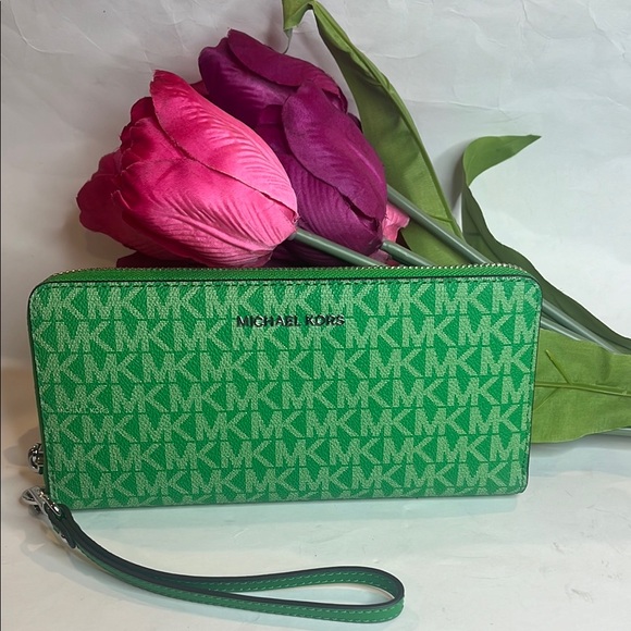 Michael Kors Green Zip Around Wristlet Wallet NWT - Picture 1 of 10